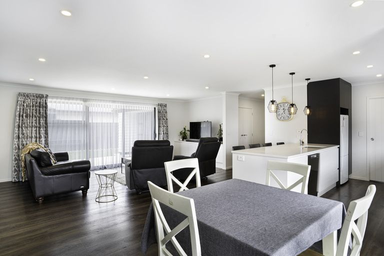 Photo of property in 15 Maple Grove, Kingston, Wellington, 6021