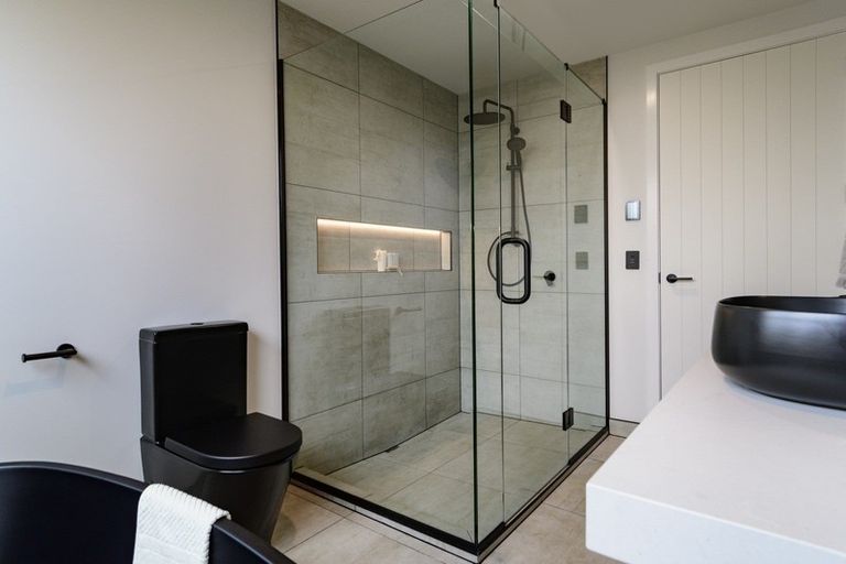 Photo of property in 337 Devonport Road, Tauranga, 3110