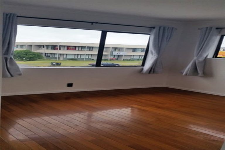 Photo of property in 42 Aviemore Drive, Highland Park, Auckland, 2010