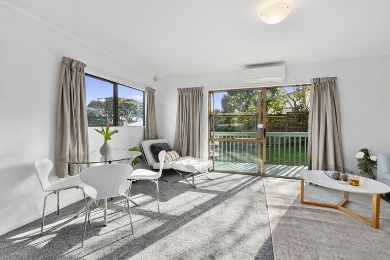 Photo of property in 4/448 Glenfield Road, Glenfield, Auckland, 0629