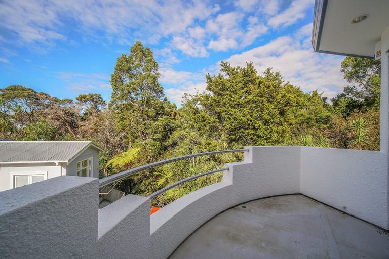 Photo of property in 2/15 Wernham Place, Northcote, Auckland, 0626