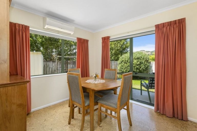 Photo of property in 1c Kereru Bend, Tawa, Wellington, 5028