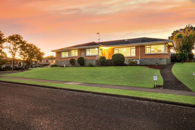 Photo of property in 5 Freshney Place, Hillpark, Auckland, 2102