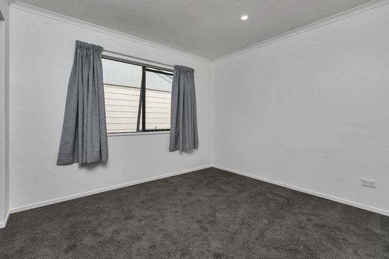 Photo of property in 4 Pukeroa Place, Papakura, 2110