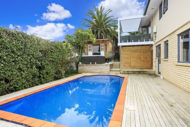 Photo of property in 21a Cliff Road, Torbay, Auckland, 0630