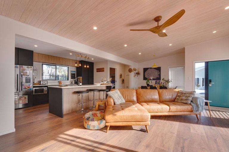 Photo of property in 37 Seagrass Place, Otaki Beach, Otaki, 5512