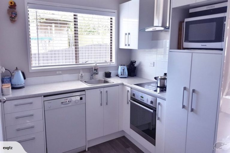 Photo of property in 21 Oreil Avenue, West Harbour, Auckland, 0618