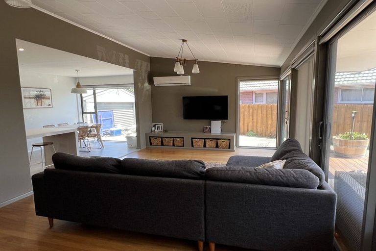 Photo of property in 15 Mirfield Place, Russley, Christchurch, 8042