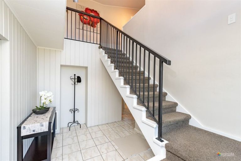 Photo of property in 96 Dowse Drive, Maungaraki, Lower Hutt, 5010