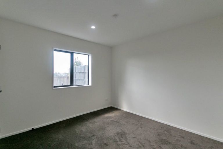 Photo of property in 17e Martin Place, Kelston, Auckland, 0602