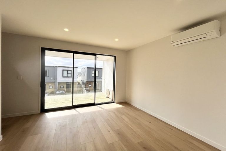 Photo of property in 13 Heketara Way, Massey, Auckland, 0614