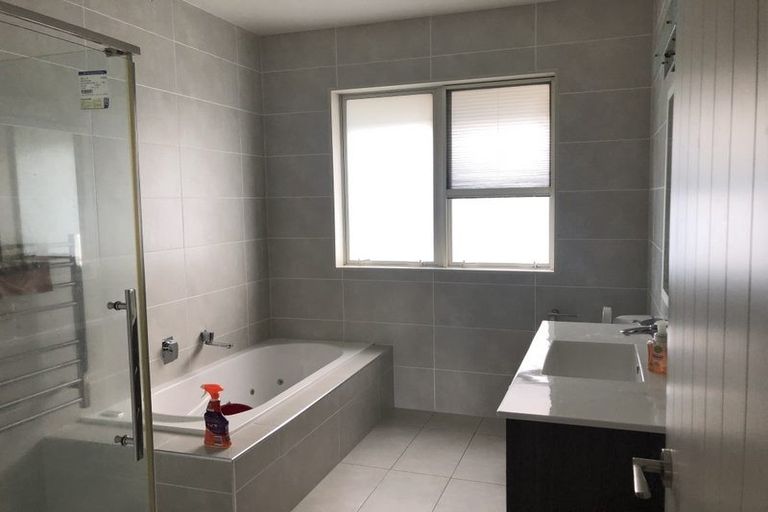 Photo of property in 14 Hilton Close, Fairview Heights, Auckland, 0632