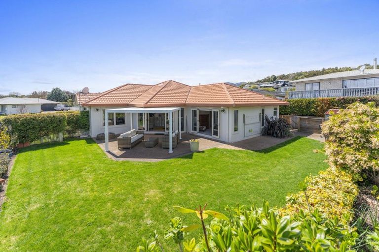 Photo of property in 2 Fairview Terrace, Waipahihi, Taupo, 3330