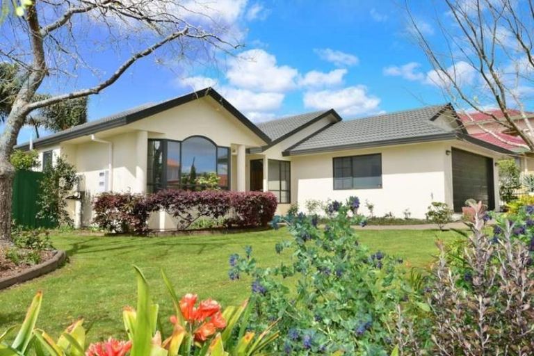 Photo of property in 9 Rosetti Rise, West Harbour, Auckland, 0618