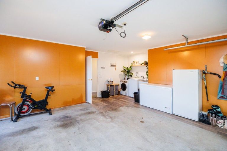 Photo of property in 2 Alpine Grove, Kelvin Grove, Palmerston North, 4414