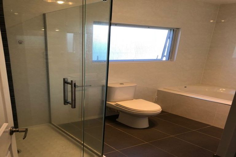 Photo of property in 2/63 Pupuke Road, Birkenhead, Auckland, 0627