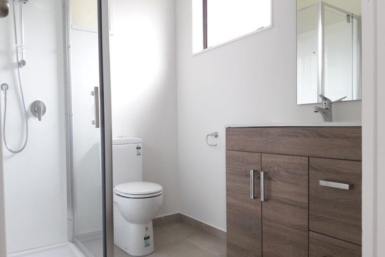 Photo of property in 19 Chivalry Road, Glenfield, Auckland, 0629