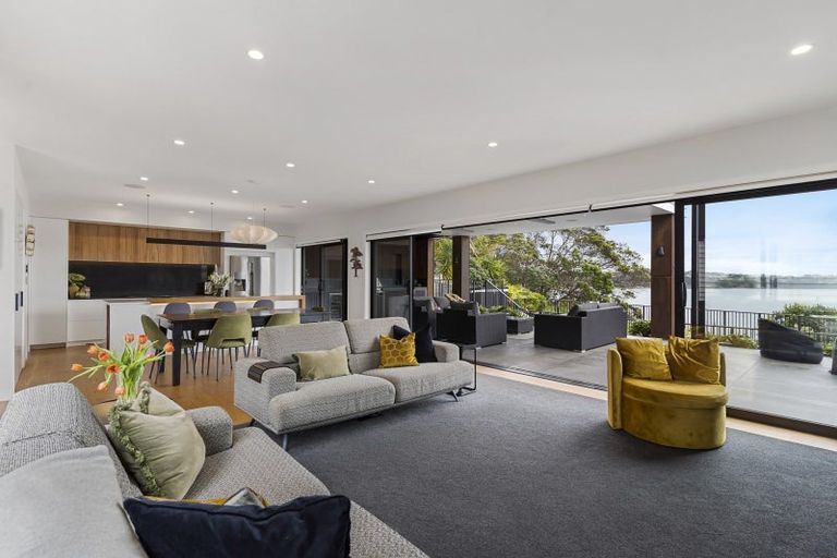 Photo of property in 32 Tindalls Bay Road, Tindalls Beach, Whangaparaoa, 0930