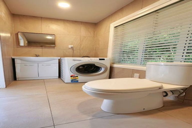 Photo of property in 60 Marine Parade, Mellons Bay, Auckland, 2014