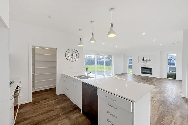 Photo of property in 111 Johnstone Drive, Fitzherbert, Palmerston North, 4410