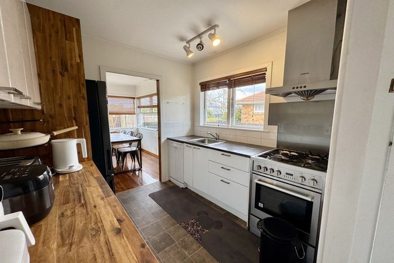 Photo of property in 2 Thomas Rea Place, Te Atatu South, Auckland, 0610