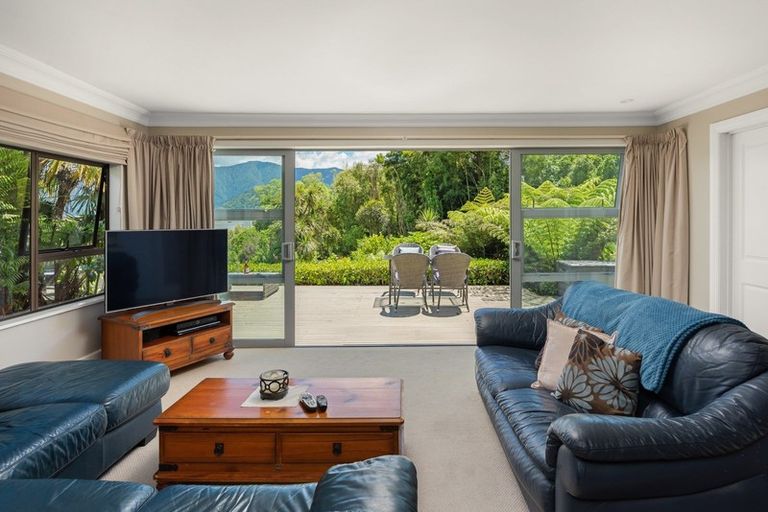 Photo of property in 135 Queen Charlotte Drive, Havelock, Picton, 7281