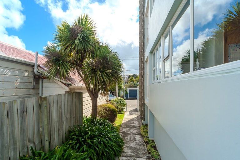 Photo of property in Westgate Flats, 4/36 Queen Street, Mount Victoria, Wellington, 6011