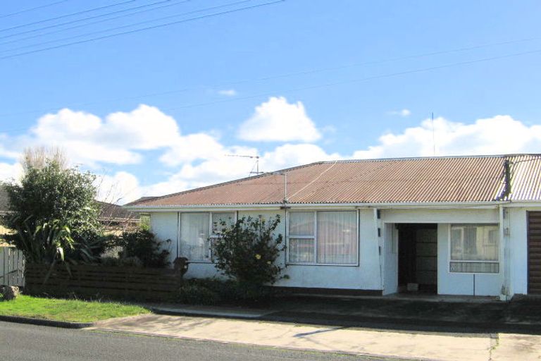 Photo of property in 2/1 Ross Crescent, Orewa, 0931