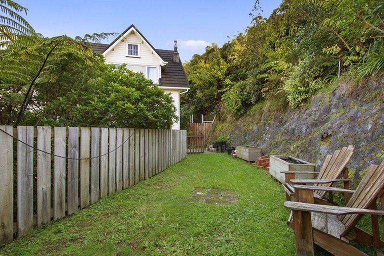 Photo of property in 6 Thomas Hook Street, Tawa, Wellington, 5028