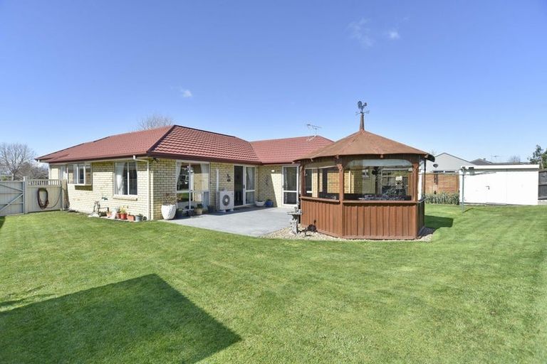 Photo of property in 15 Willowview Drive, Redwood, Christchurch, 8051