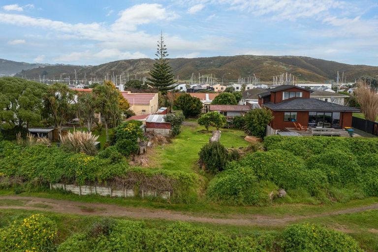 Photo of property in 12 Mana Esplanade, Paremata, Porirua, 5026