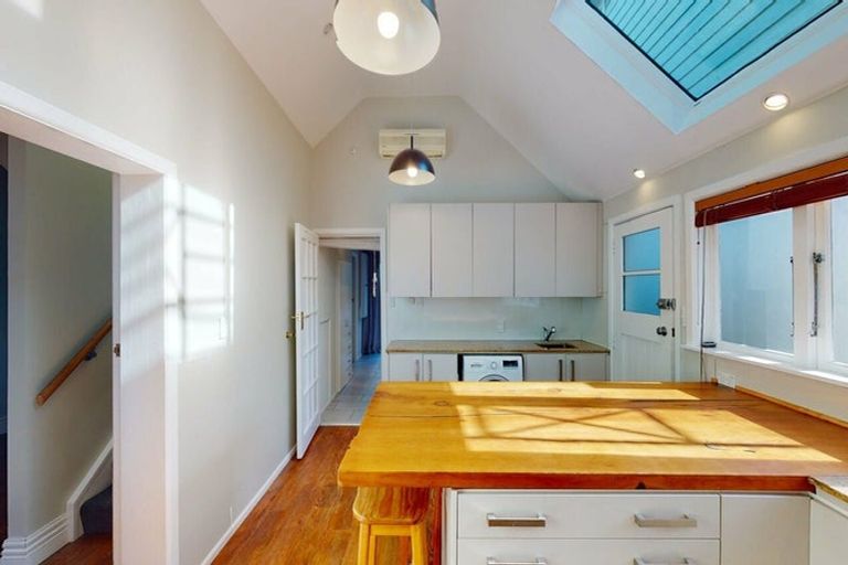 Photo of property in 15 Selwyn Terrace, Thorndon, Wellington, 6011