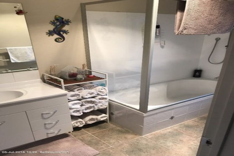 Photo of property in 34 Tussock Avenue, Mangere, Auckland, 2022