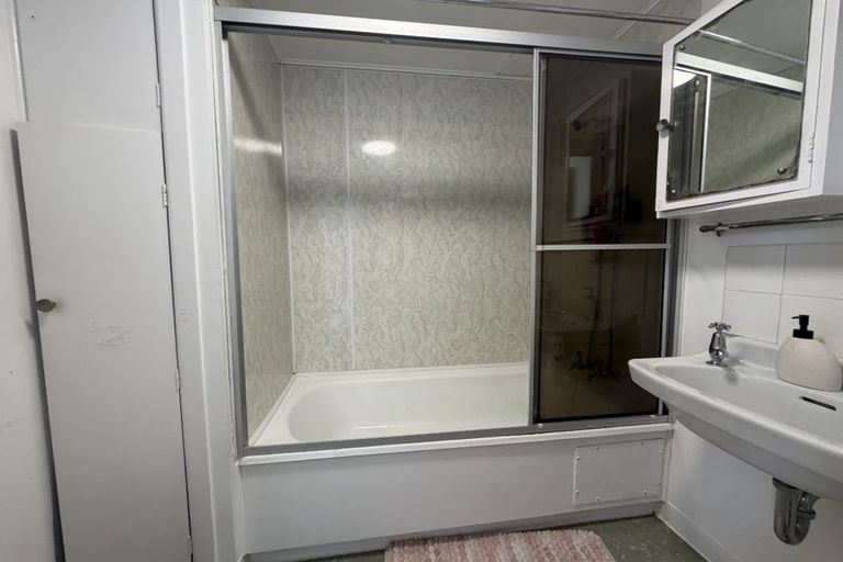 Photo of property in Churchill Flats, 213 The Terrace, Wellington Central, Wellington, 6011