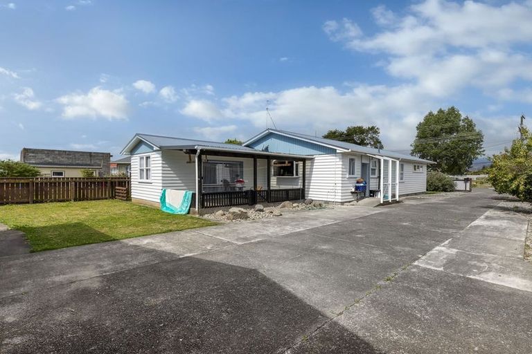 Photo of property in 43 Tiro Tiro Road, Levin, 5510