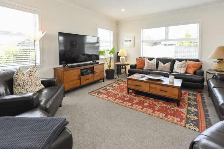 Photo of property in 4 Young Place, Taradale, Napier, 4112