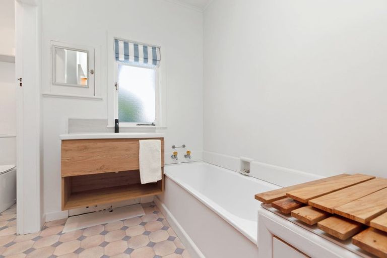 Photo of property in 4 Pitau Road, Mount Maunganui, 3116