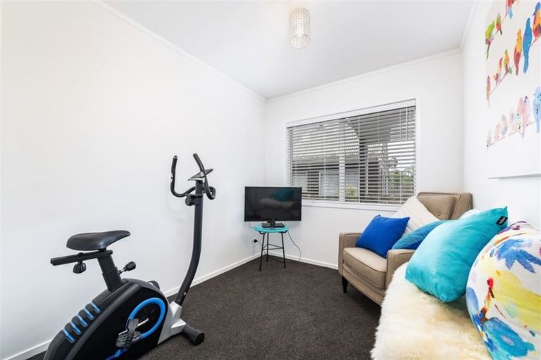 Photo of property in 2/25 Lucinda Place, Glen Eden, Auckland, 0602