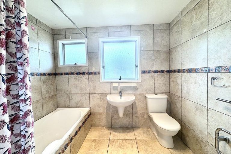 Photo of property in 16 Spinella Drive, Bayview, Auckland, 0629