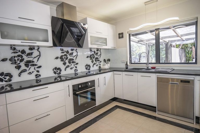 Photo of property in 26 Barlow Place, Chatswood, Auckland, 0626