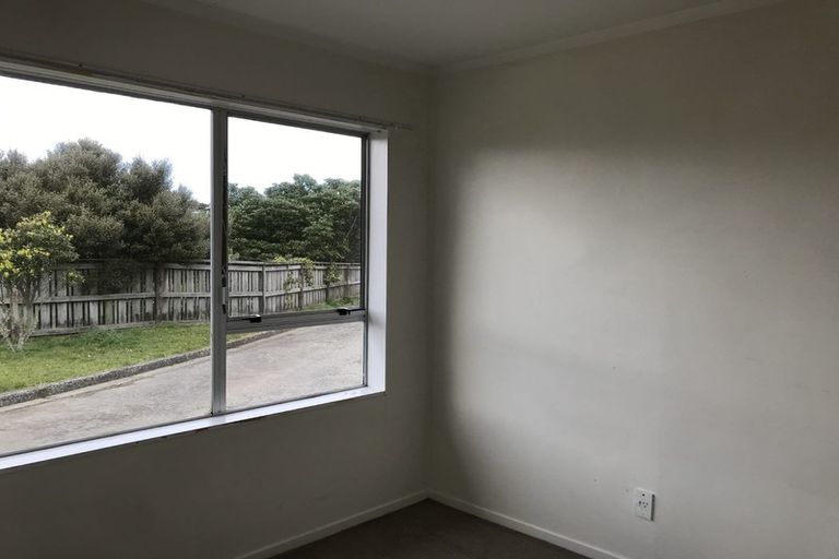 Photo of property in 15a Bayswater Place, Newlands, Wellington, 6037