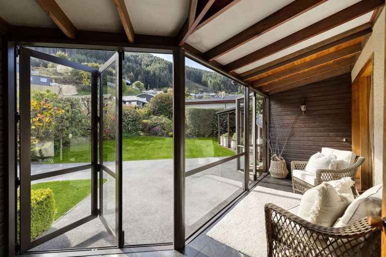Photo of property in 9 Greenstone Place, Fernhill, Queenstown, 9300