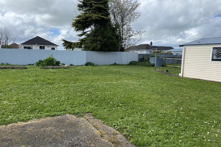 Photo of property in 18 Railway Street, Eltham, 4322