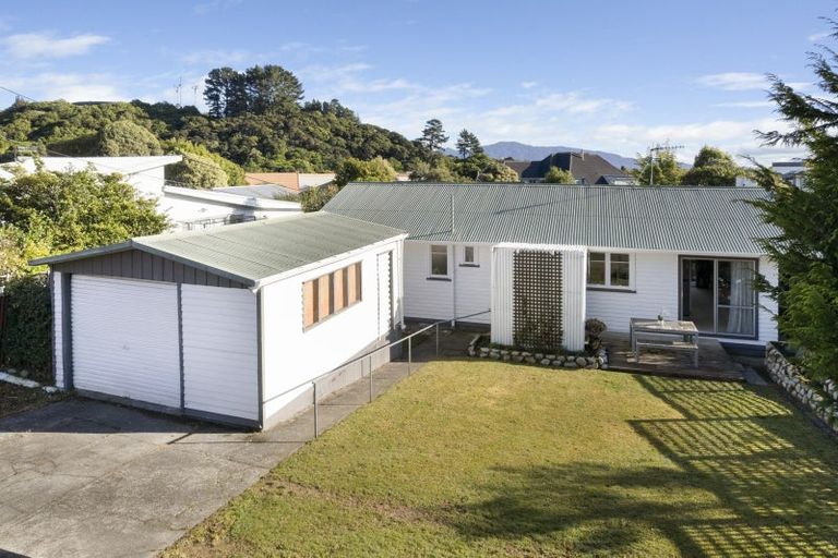 Photo of property in 6 Kaitawa Crescent, Paraparaumu, 5032