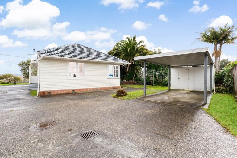 Photo of property in 4 Kirrie Avenue, Te Atatu South, Auckland, 0610