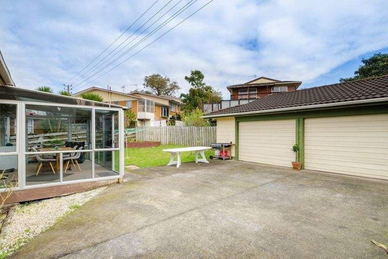 Photo of property in 1 Cushla Place, Massey, Auckland, 0614