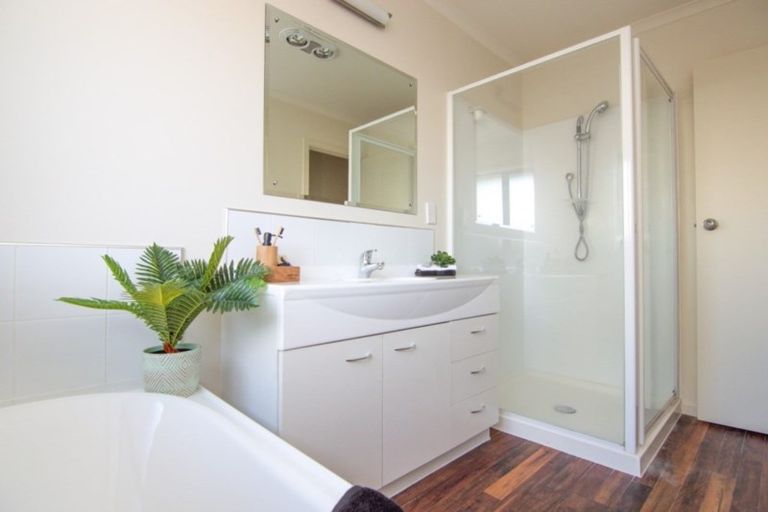 Photo of property in 8 Sorrento Place, Kelvin Grove, Palmerston North, 4414