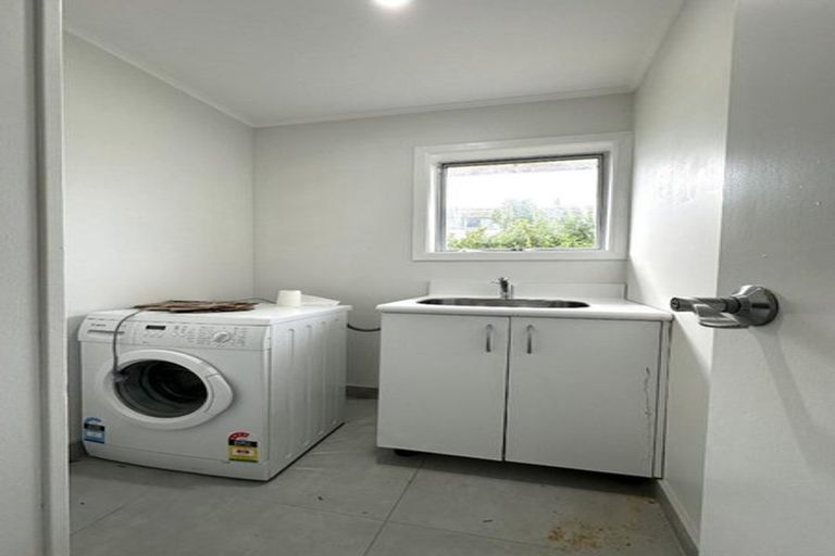 Photo of property in 19 Lydford Place, Glendene, Auckland, 0602