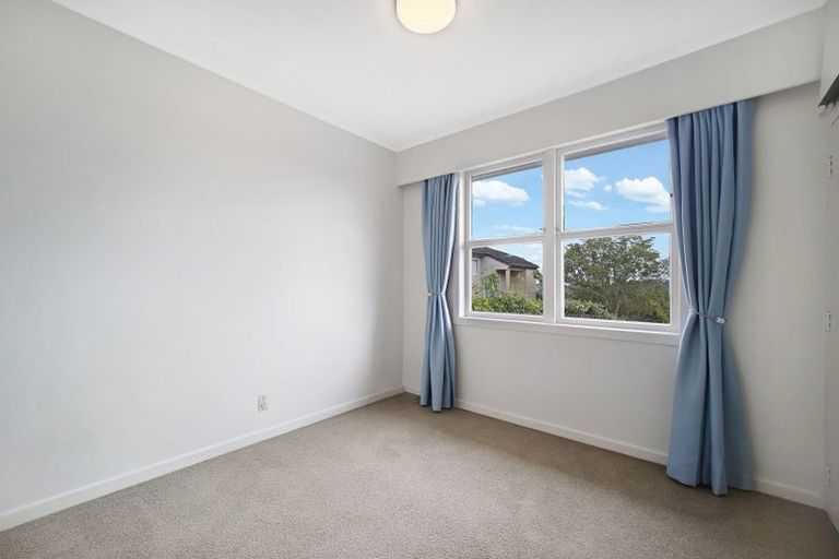 Photo of property in 392 Glenfield Road, Glenfield, Auckland, 0629