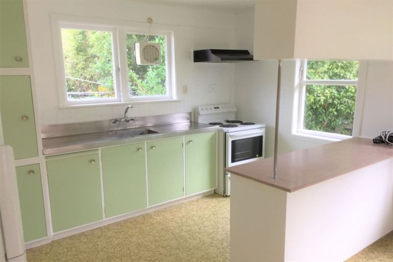 Photo of property in 143 Newlands Road, Newlands, Wellington, 6037